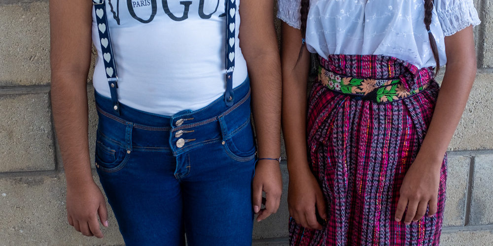 Los alumnos de secundaria Yesica Hernández Andrés (cámara izquierda) y María Guadalupe Andrés Juan (cámara derecha) tras su participación en el festival. Nueva Libertad (El Colorado) 2020